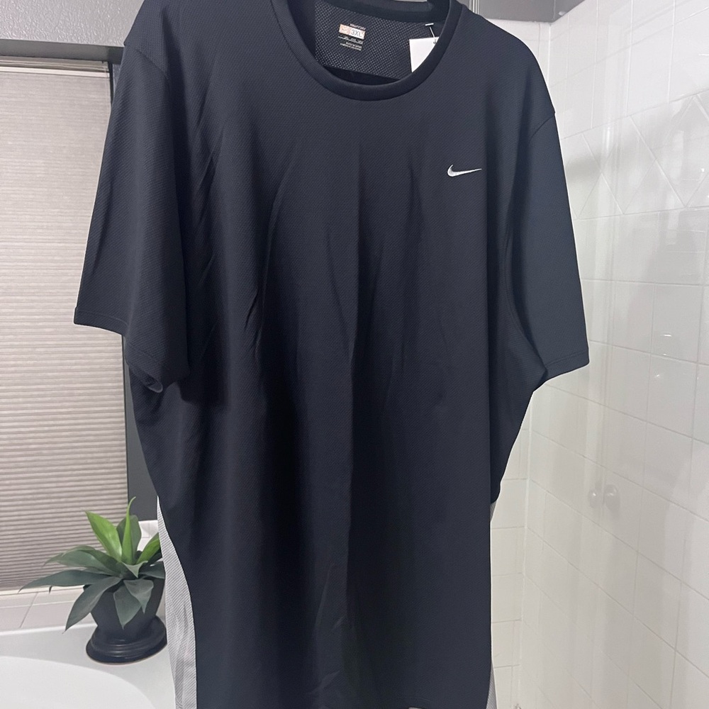 Nike Men's Black Short Sleeve Tee